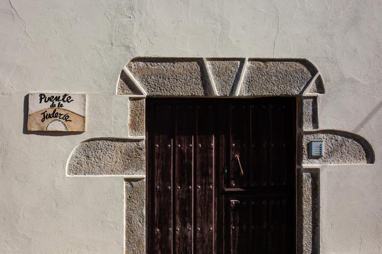 Apartamentos Puente De La Juderia Hervas Bagian luar foto