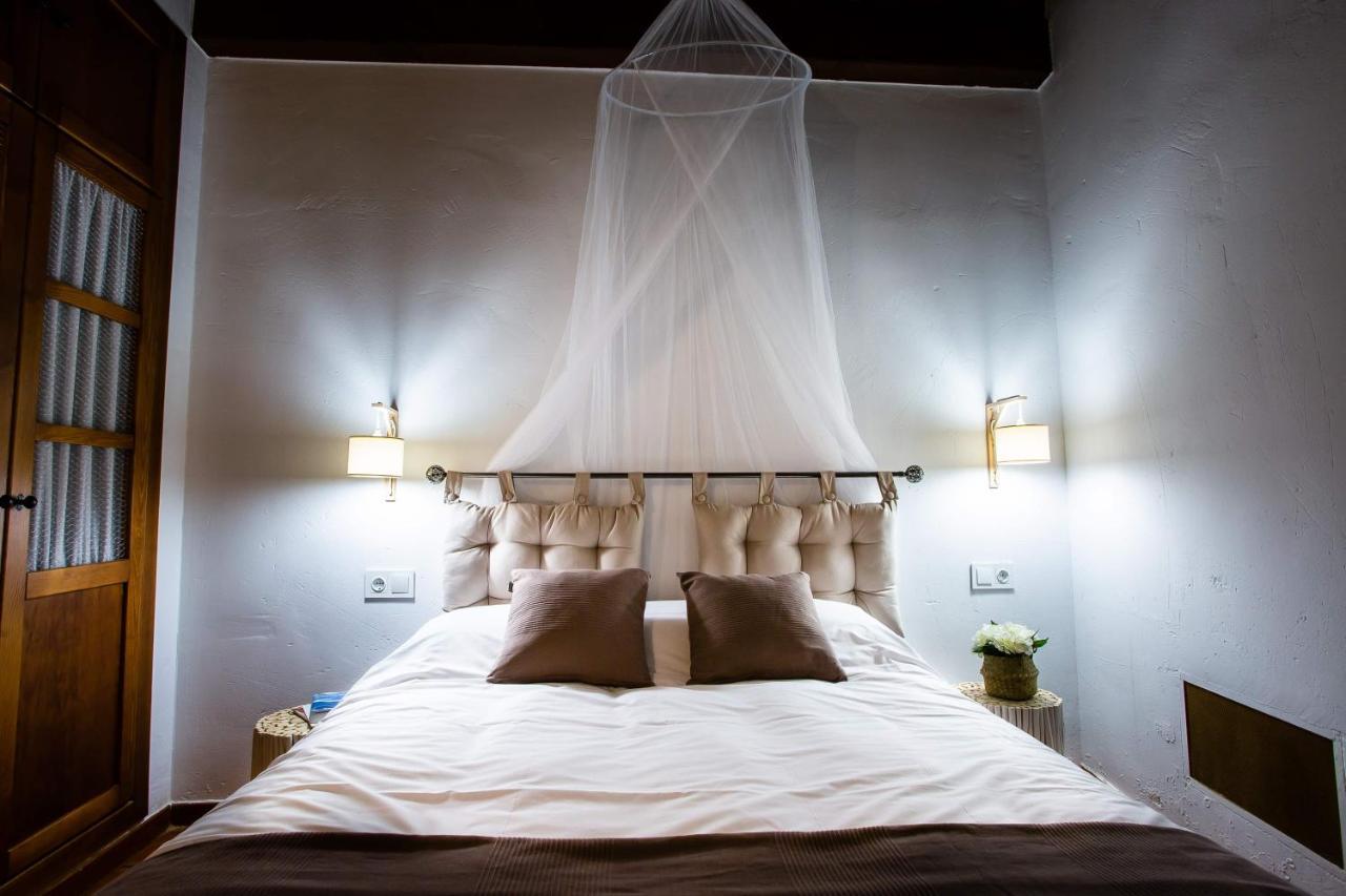 Apartamentos Puente De La Juderia Hervas Bagian luar foto