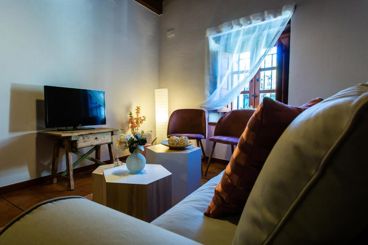 Apartamentos Puente De La Juderia Hervas Bagian luar foto