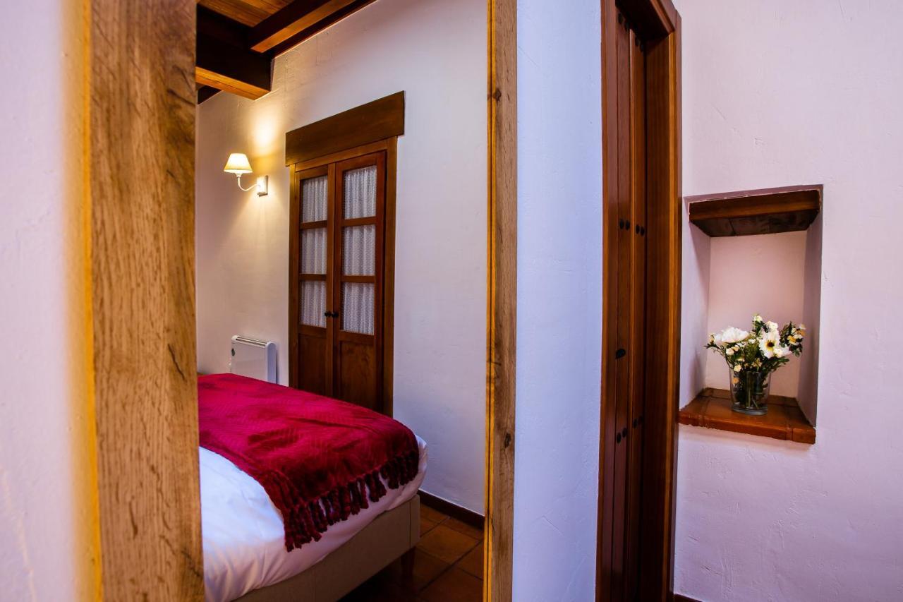 Apartamentos Puente De La Juderia Hervas Bagian luar foto