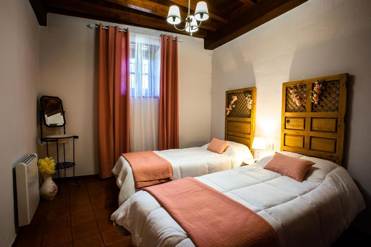 Apartamentos Puente De La Juderia Hervas Bagian luar foto