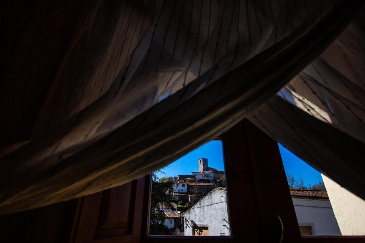 Apartamentos Puente De La Juderia Hervas Bagian luar foto